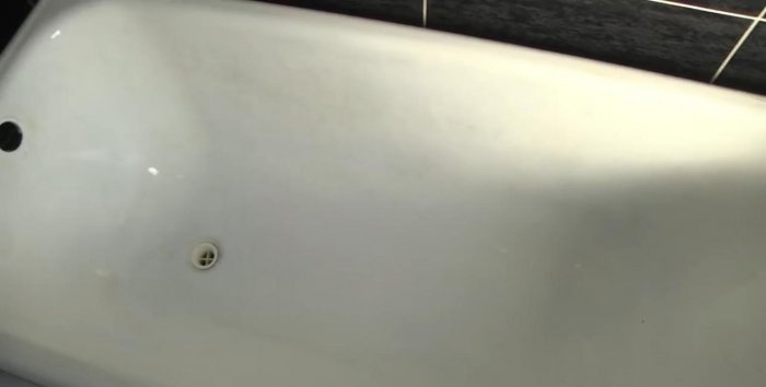 Do-it-yourself bathtub restoration with liquid acrylic