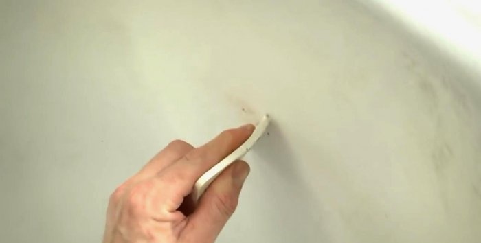 Do-it-yourself bathtub restoration with liquid acrylic