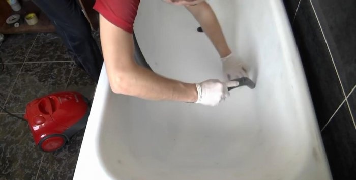 Do-it-yourself bathtub restoration with liquid acrylic