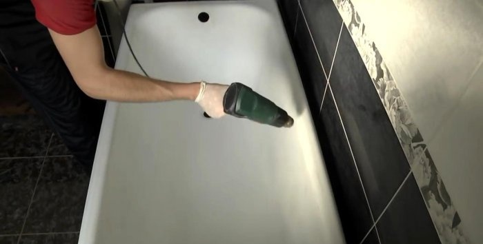 Do-it-yourself bathtub restoration with liquid acrylic