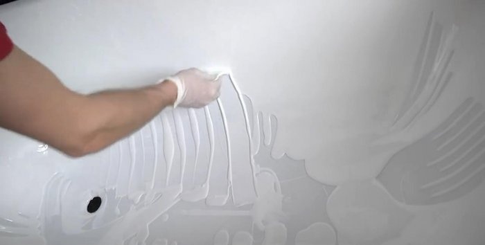 Do-it-yourself bathtub restoration with liquid acrylic