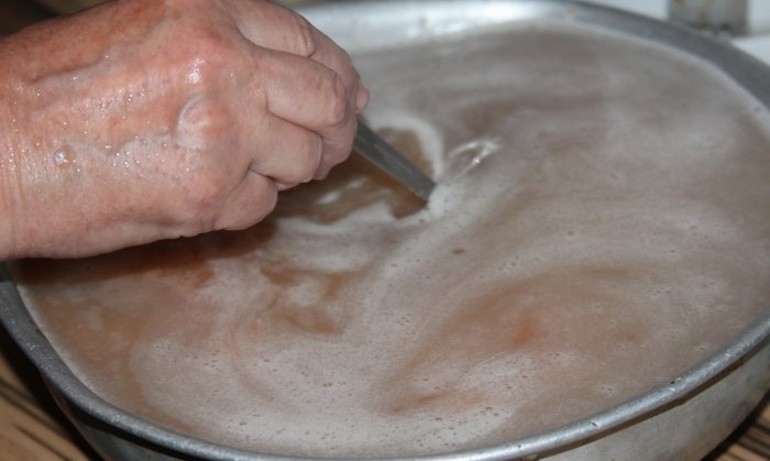 Salting caviar at home