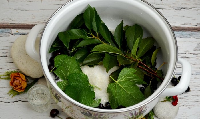 Cherry and blackcurrant liqueur