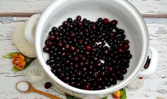 Cherry and blackcurrant liqueur