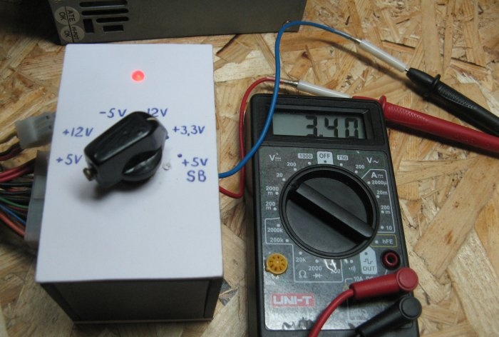 Voltage switch between computer power supply pins