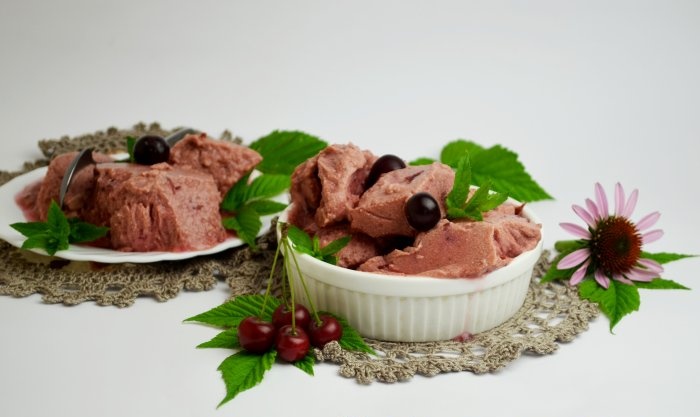 Simple and delicious milk ice cream with cherries