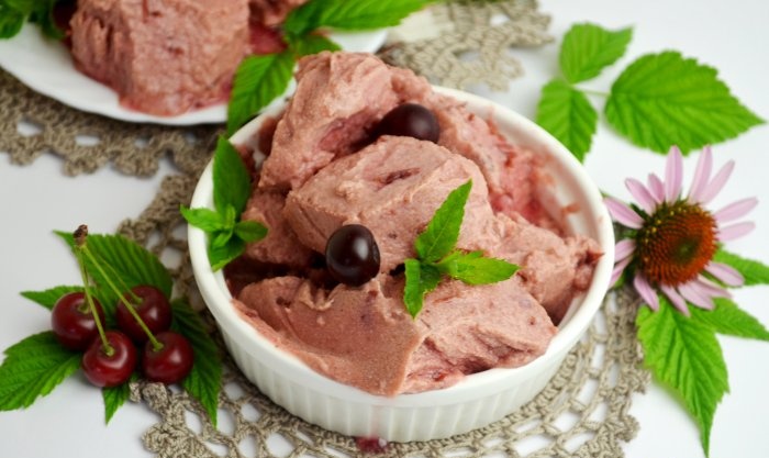 Simple and delicious milk ice cream with cherries