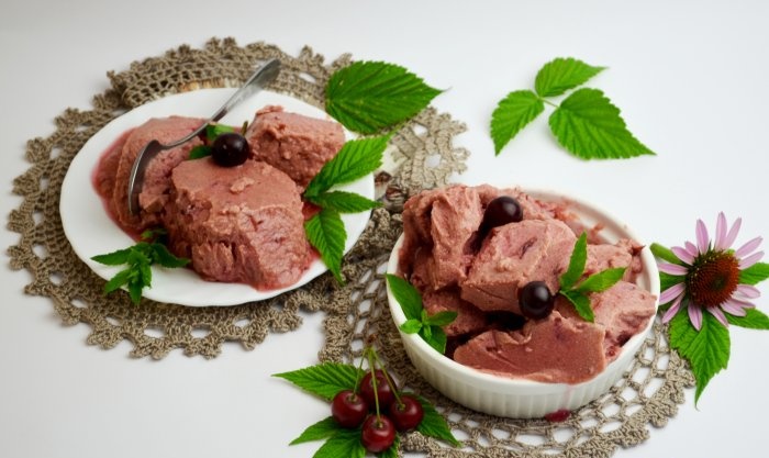 Simple and delicious milk ice cream with cherries