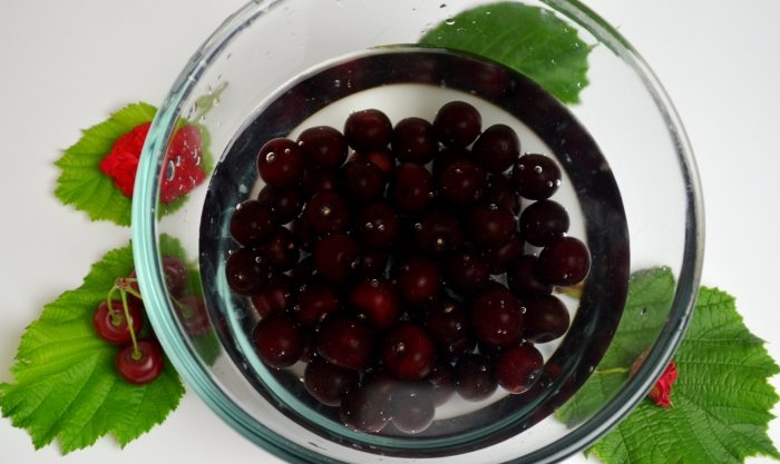 Simple and delicious milk ice cream with cherries