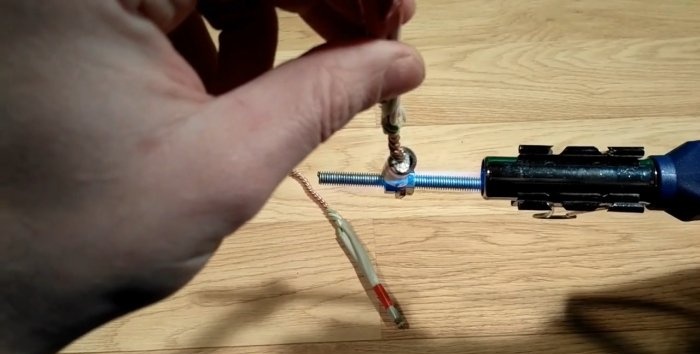 Device for soldering twisted wires