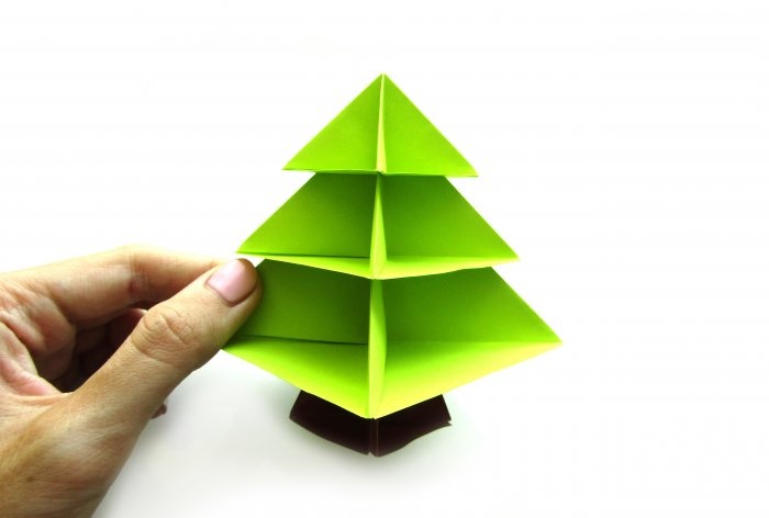 How to make a Christmas tree using origami technique