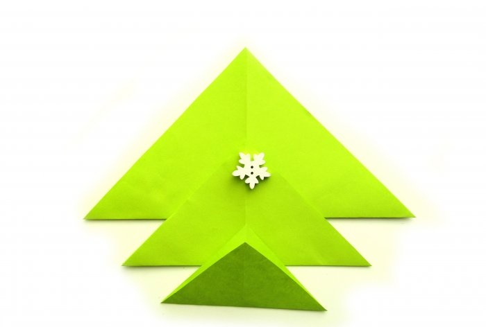 How to make a Christmas tree using origami technique