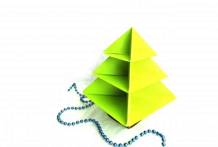 How to make a Christmas tree using origami technique