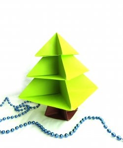 How to make a Christmas tree using origami technique