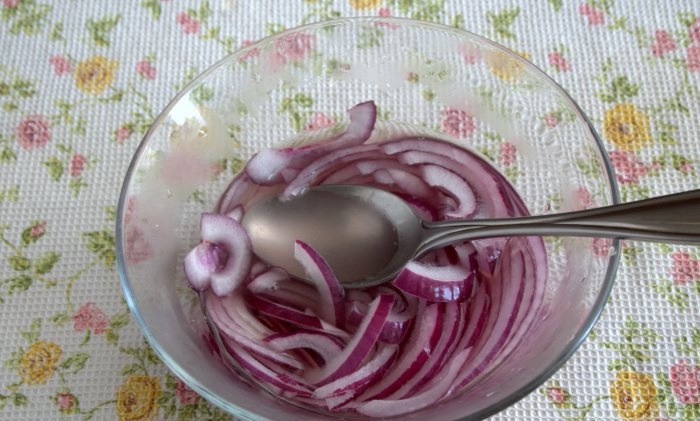 Pickled red onions for canapés, burger salads and pilaf