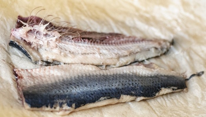 How to peel herring quickly and without bones