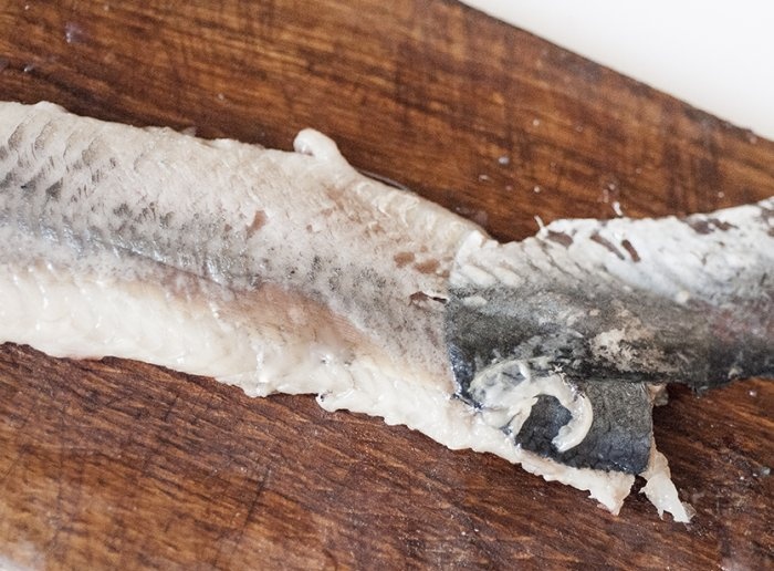 How to peel herring quickly and without bones