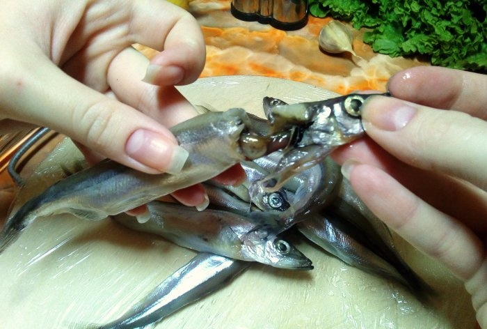 How to clean capelin quickly and without bones