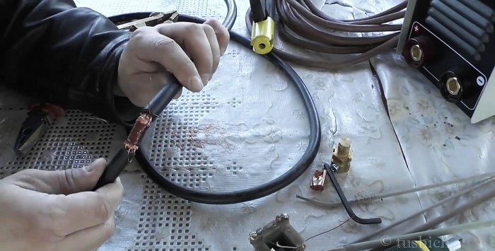 Simple welding cable connection without soldering