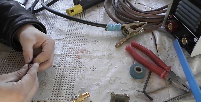 Simple welding cable connection without soldering