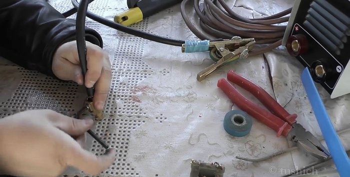 Simple welding cable connection without soldering