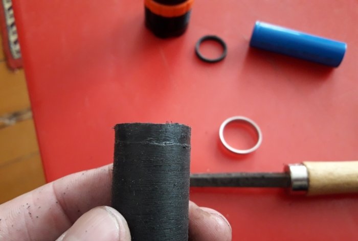 Modification of a flashlight from AAA batteries to 18650 battery