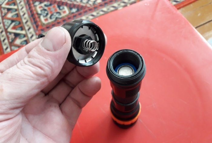 Modification of a flashlight from AAA batteries to 18650 battery