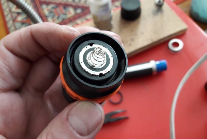 Modification of a flashlight from AAA batteries to 18650 battery