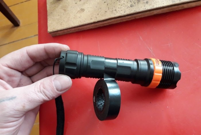 Modification of a flashlight from AAA batteries to 18650 battery