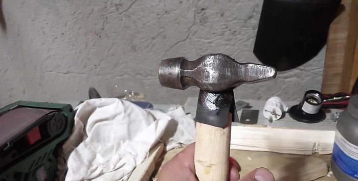 How to firmly fit a hammer onto a handle without a wedge