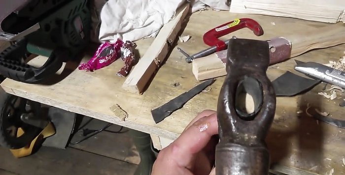 How to firmly fit a hammer onto a handle without a wedge