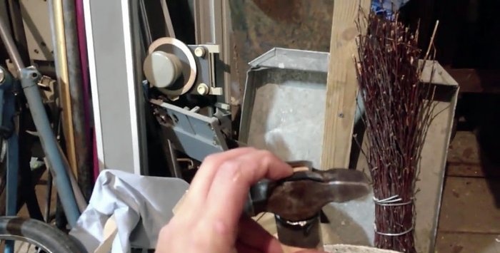 How to firmly fit a hammer onto a handle without a wedge