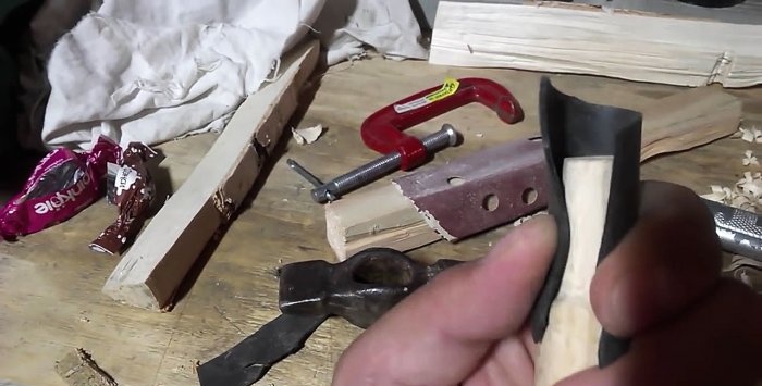 How to firmly fit a hammer onto a handle without a wedge