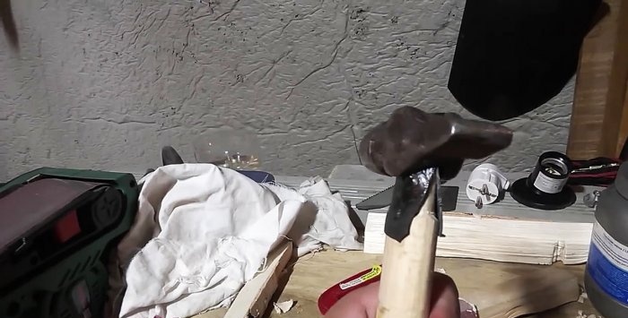 How to firmly fit a hammer onto a handle without a wedge