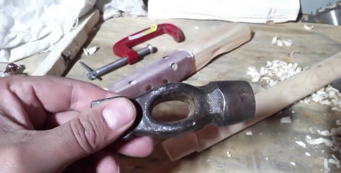 How to firmly fit a hammer onto a handle without a wedge