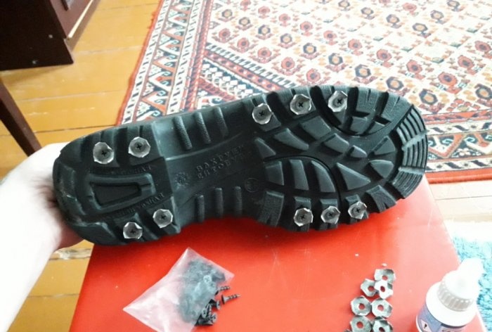 Preparing shoes for winter Spiking and impregnation