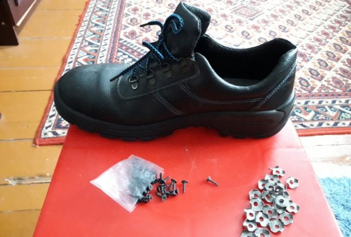 Preparing shoes for winter Spiking and impregnation