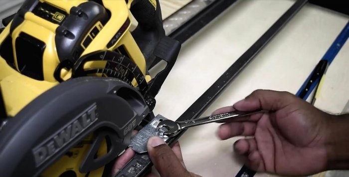 Inexpensive guide for a hand-held circular saw with your own hands