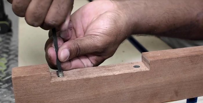 Inexpensive guide for a hand-held circular saw with your own hands