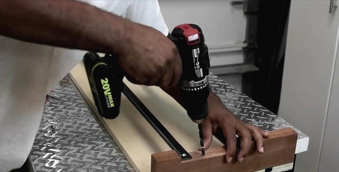 Inexpensive guide for a hand-held circular saw with your own hands