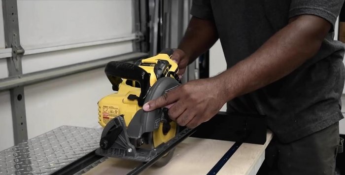 Inexpensive guide for a hand-held circular saw with your own hands