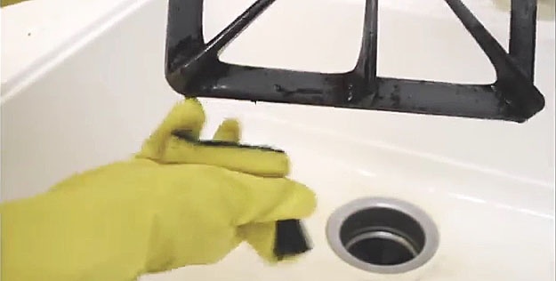 How to clean gas stove grates without extra effort