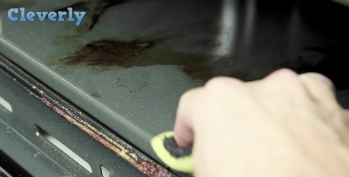 Simple oven cleaning with improvised means