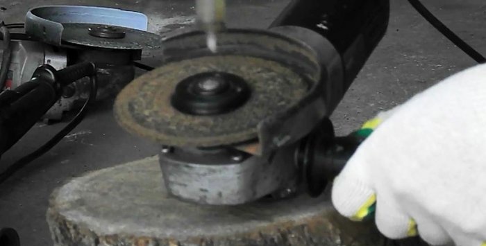 How to easily unscrew the nut of an angle grinder if the disc is jammed