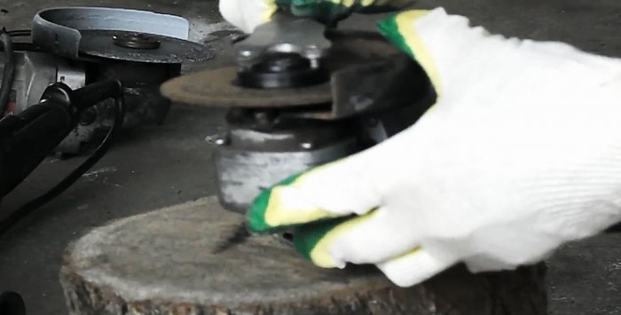 How to easily unscrew the nut of an angle grinder if the disc is jammed