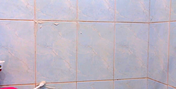 How to whiten tile grout in the bathroom