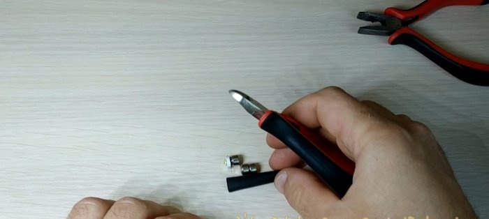 DIY mini flashlight keychain