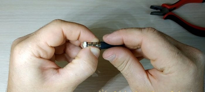 DIY mini flashlight keychain