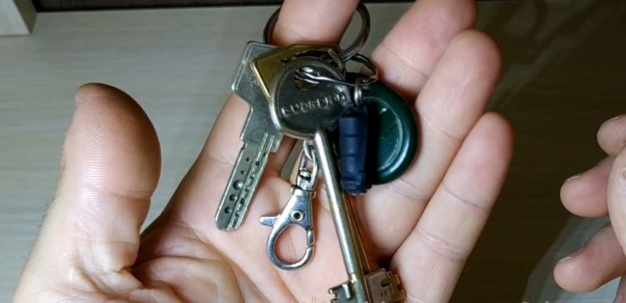 DIY mini flashlight keychain