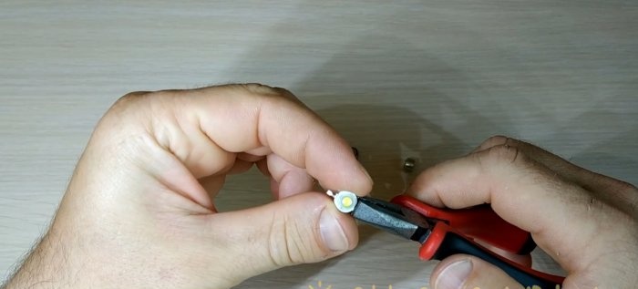 DIY mini flashlight keychain